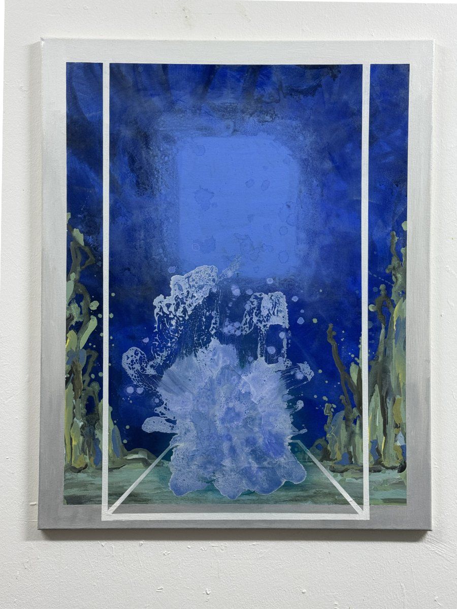 Hellblaue Farbformation in einem tiefblauen Bildraum mit grünen Formen an den Seiten und weißen perspektivischen Linien.