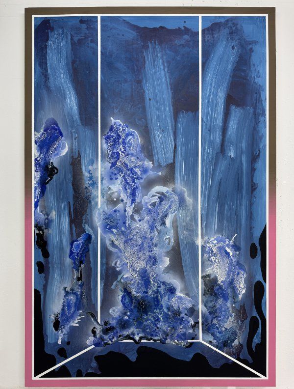 Blaue und weiße Farbformationen vor senkrechten blauen Pinselspuren, gegliedert durch weiße Linien mit pinkfarbenem Rand.